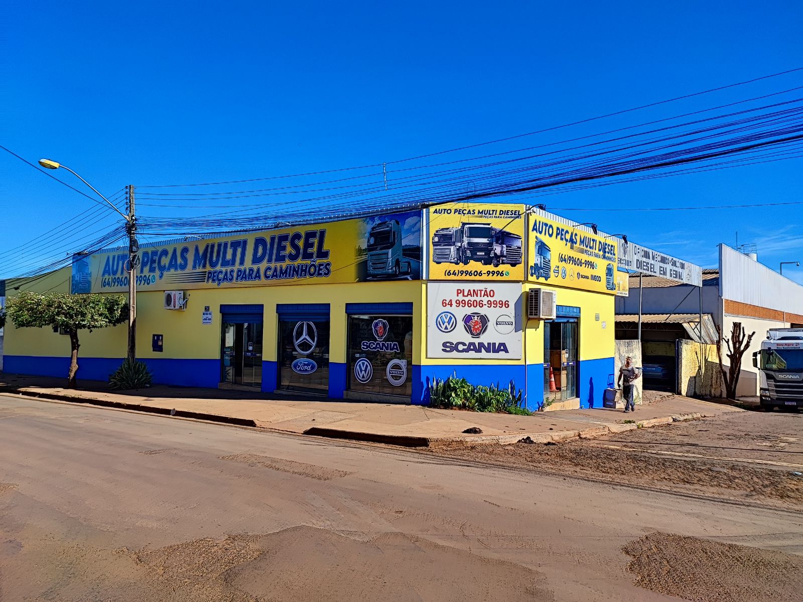 Loja de autopeças Multidiesel e espaço para caminhões